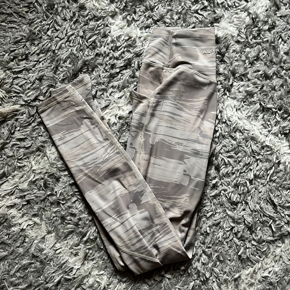 Alphalete surface pocket legging